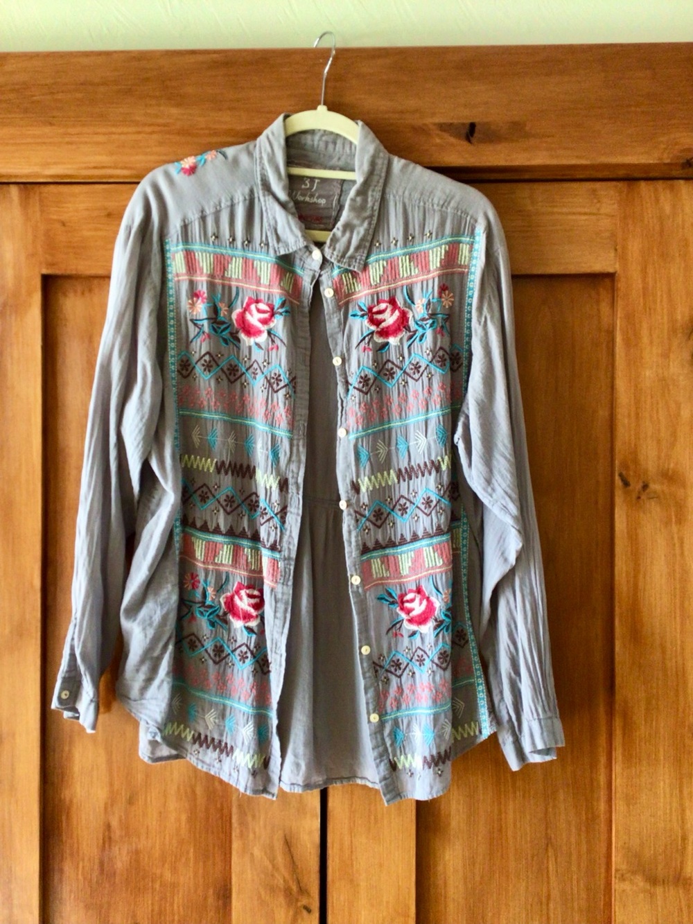 Johnny Was Light Gray Embroidered Women’s Button-Up Shirt with Floral Accents